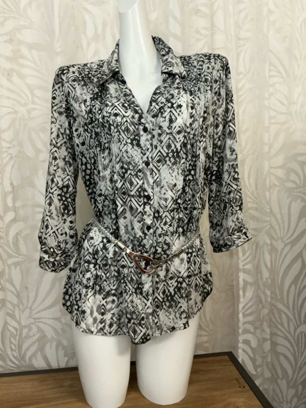 Gloria Vanderbilt Black & White Printed Button-Down Shirt